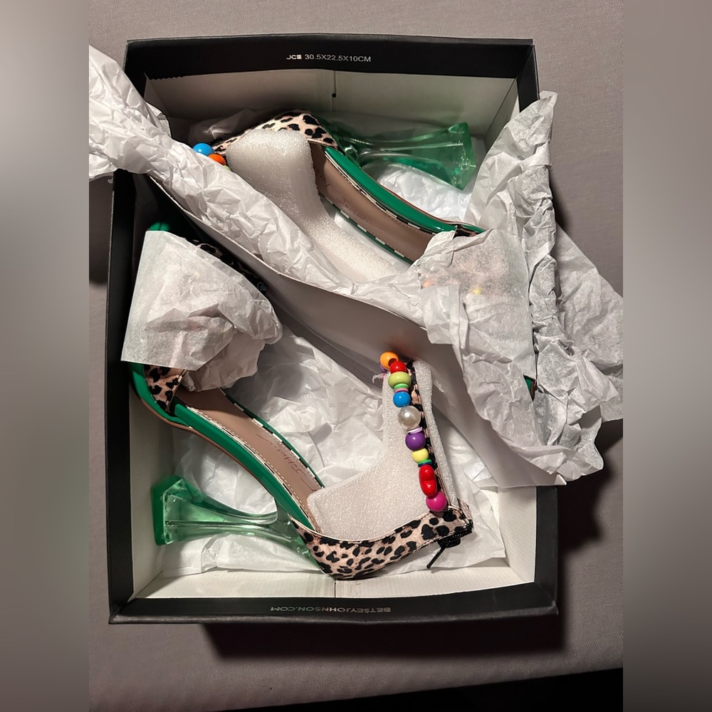 Brand New in box Betsey Johnson Almma Leopard Multicolor size 8 - Picture 3 of 3